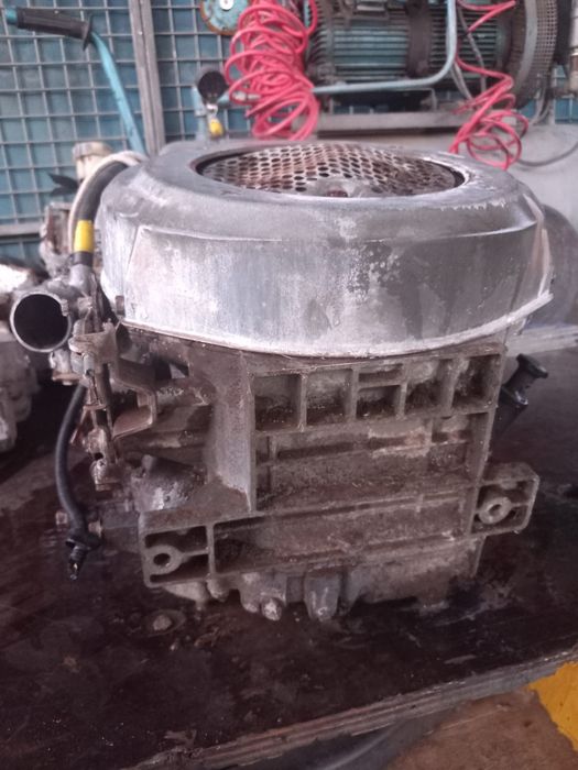 motor tractoras tuns iarba