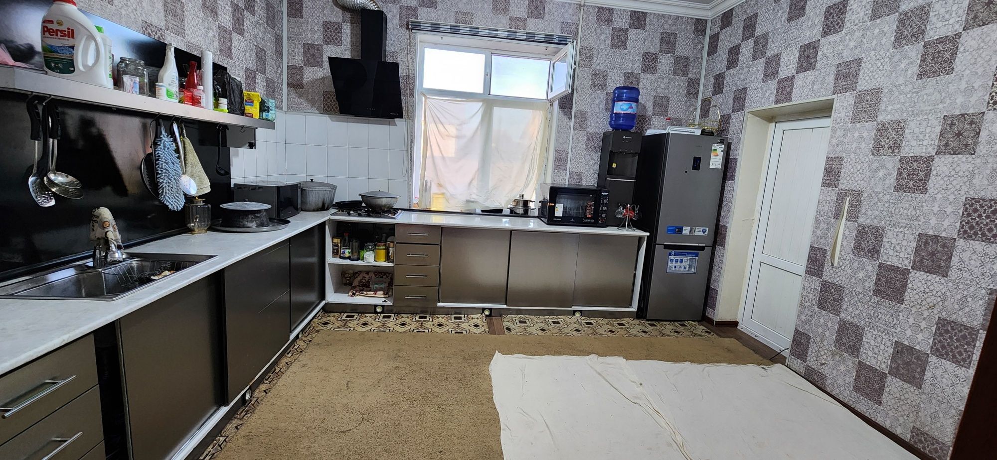 katej 5 xonali jihozlangan uy va tashqaridan 4 xonali poydevor bor