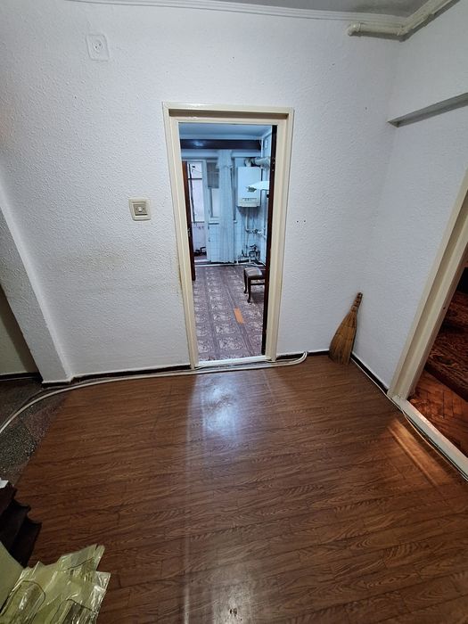 Vând apartament zona Crang