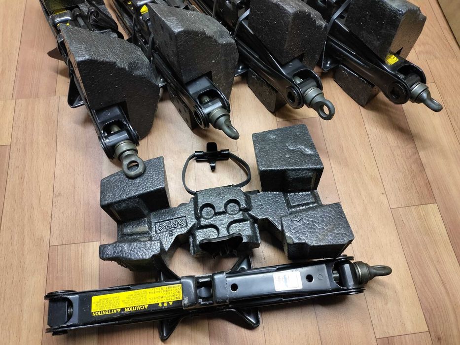 Продам Оригинальный домкрат с креплением Lexus ES 300 / 330 Windom 30