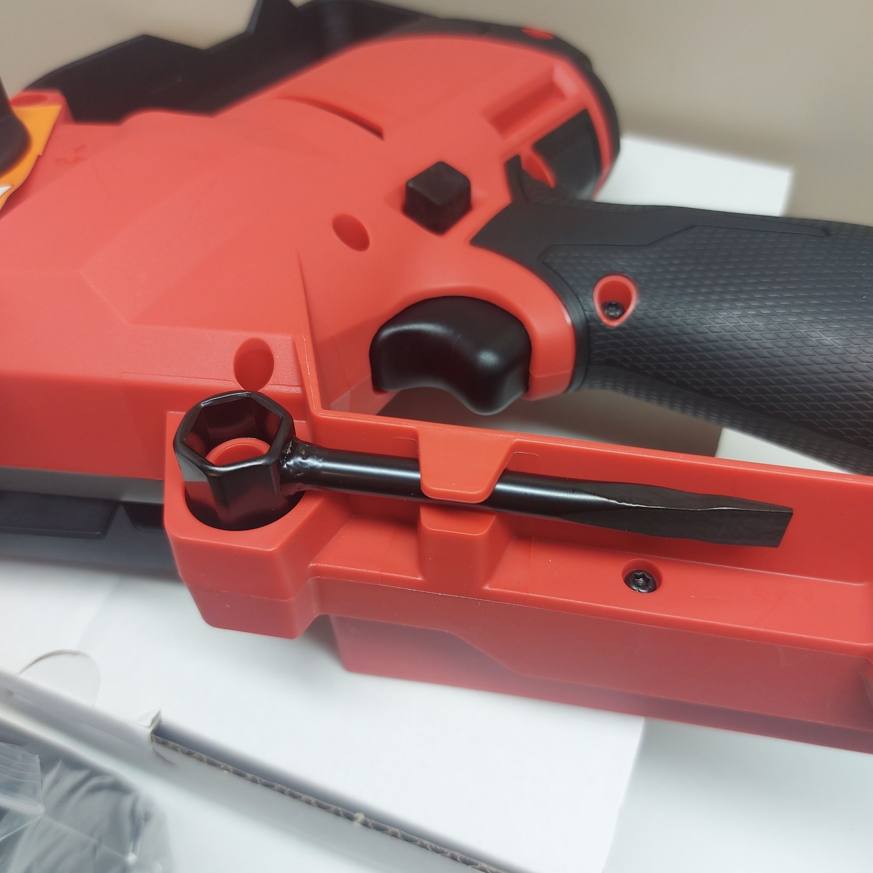 Акумулаторен трион Milwaukee M12 FHS-0