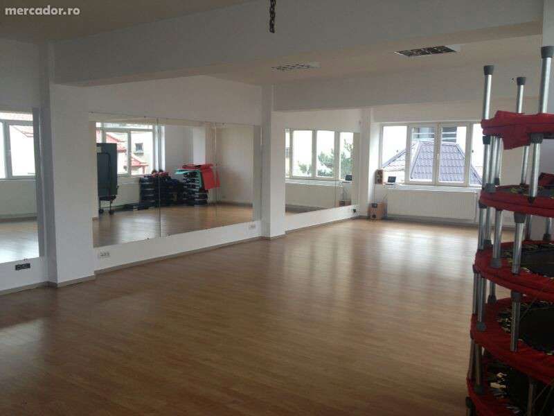Inchiriez cu ora spatiu, sala aerobic, dans,prezentari,cursuri, karate