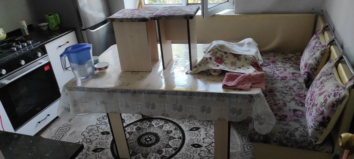 Стол в отличном состоянии со стульями