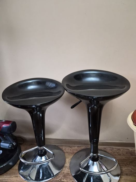 Бар стол, въртящ се