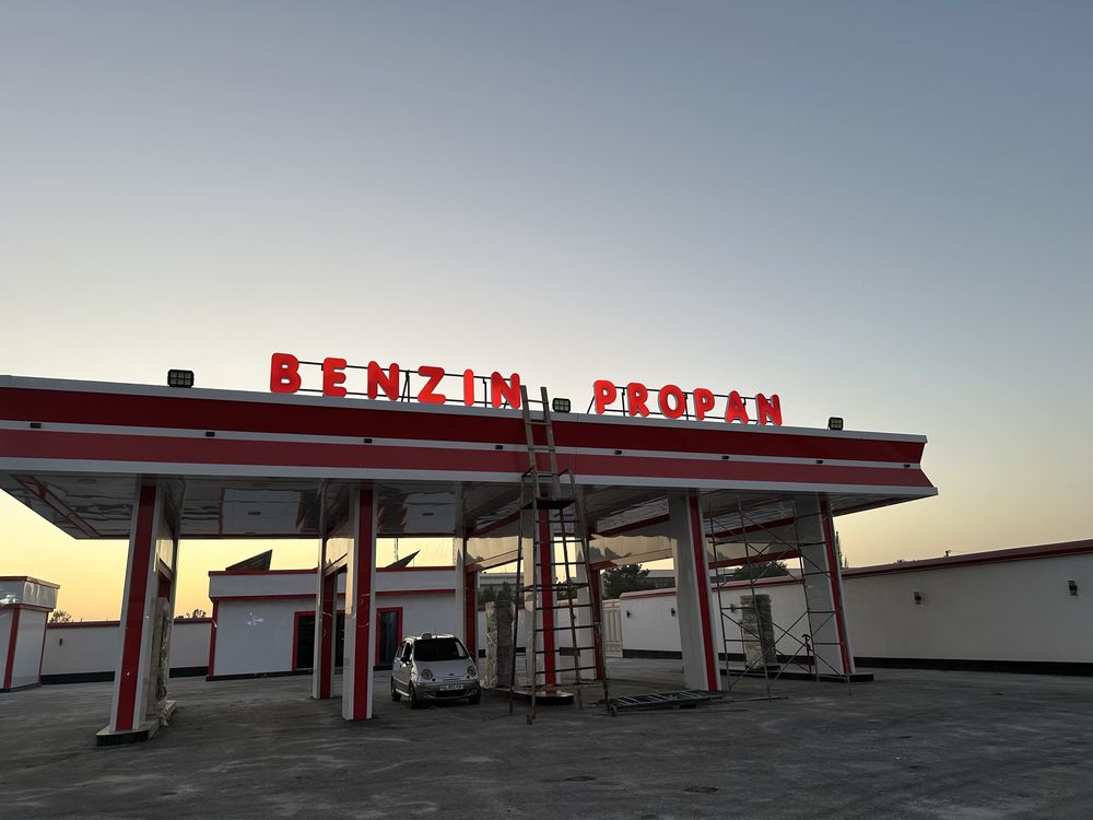 Barcha turdagi bukva harflar tayyorlab oʻrnatib beramiz hajmdor harf