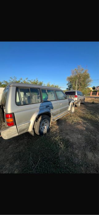 2 Mitsubishi Pajero