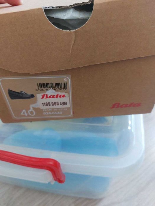 Черные кожаные туфли 40 размера фирмы Bata.