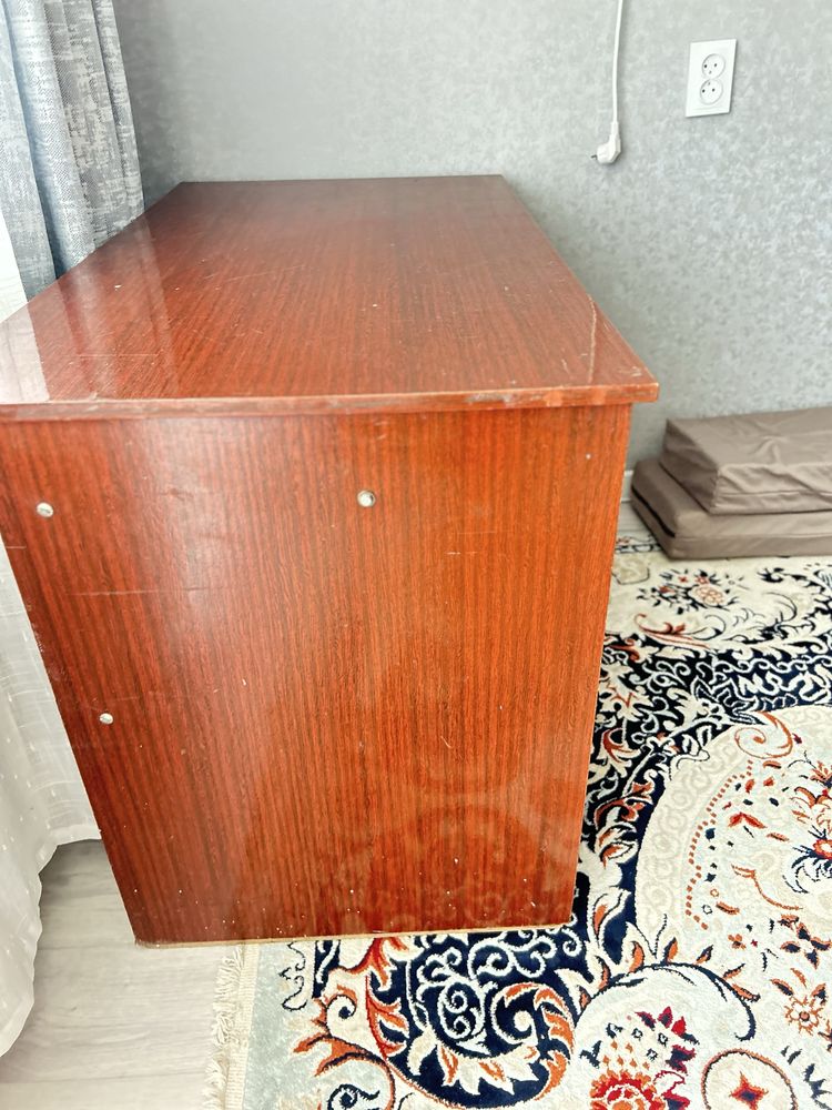 Полированый стол