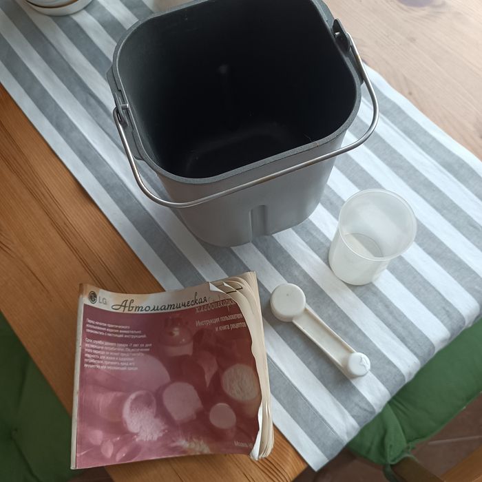 ,Чаша, мерная ложк, стакан  и книга рецептов от хлебопечи LG