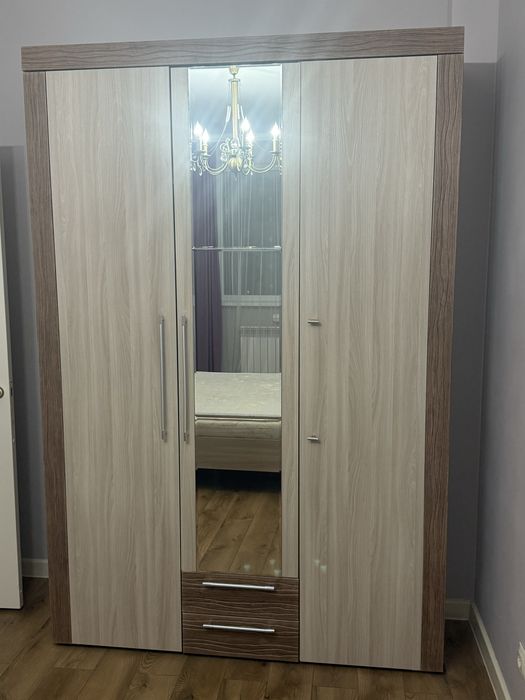 Продаю спальный гарнитур, самовывоз. Шкаф, кровать, две тумбы, комод