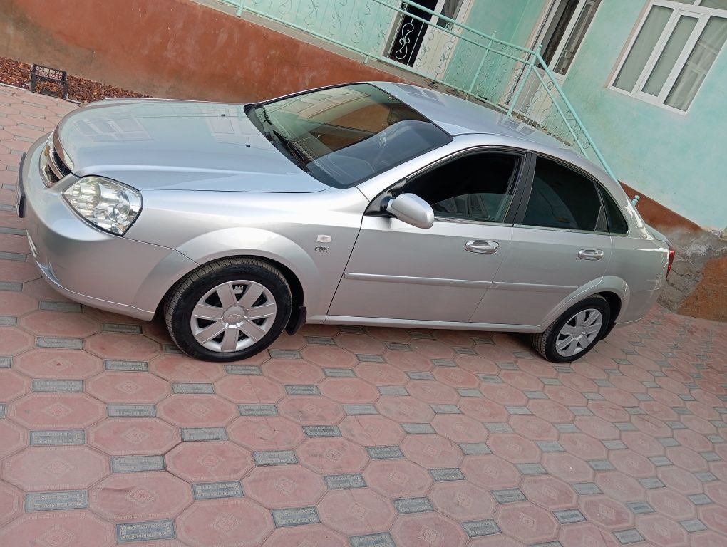 Lasetti 1.8 sotiladi