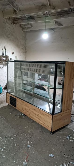 Tort va shirinliklar uchun vetrinalar