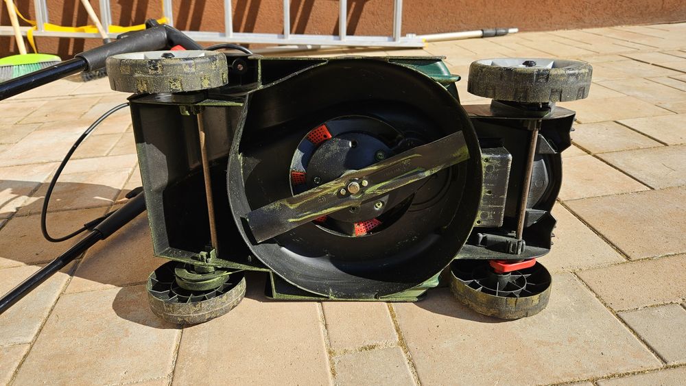 Masina de tuns iarba Bosch CityMower 18V-32-30 / 600 lei doar mașina