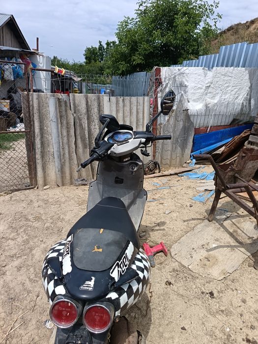 Vând sau schimb aprilia sr 50