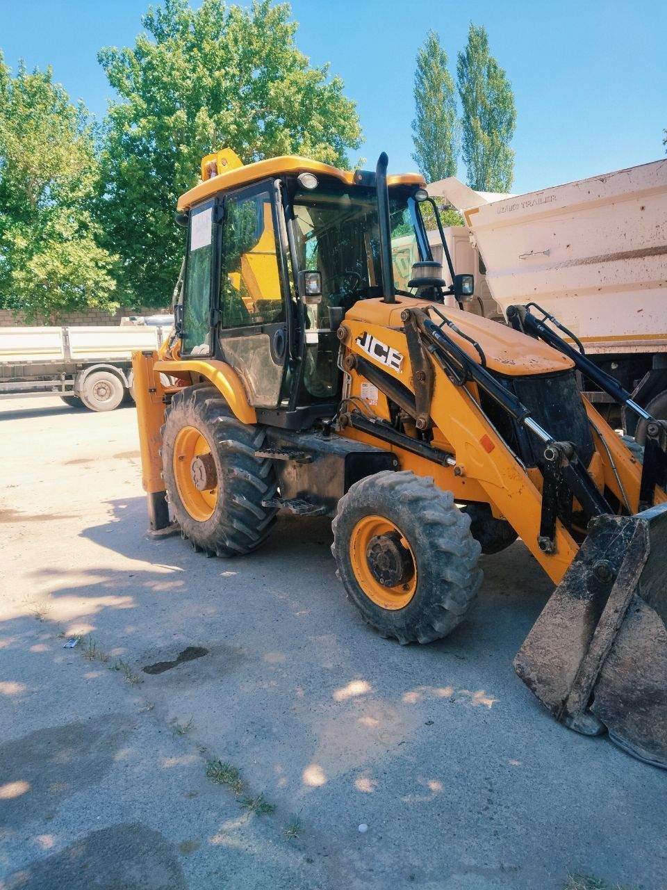 Ekskavatr JCB xoroshim sostayaniy