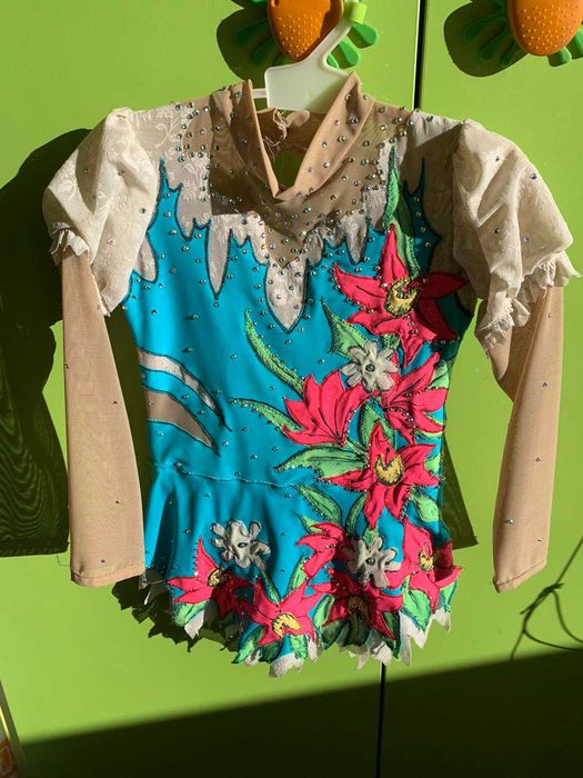 Състезателна рокля за фигурно пързаляне