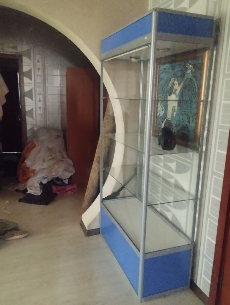 Стеклянные шкафы полки витрина бу
