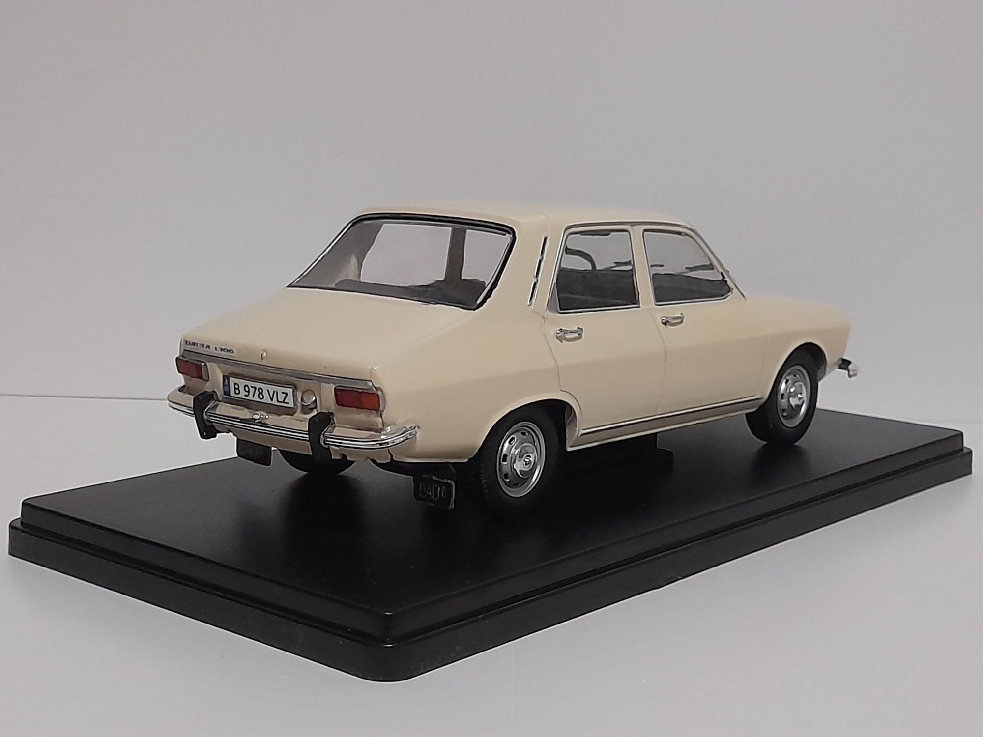 Macheta dacia 1300 crem (alb40) scara 1:24 hachette