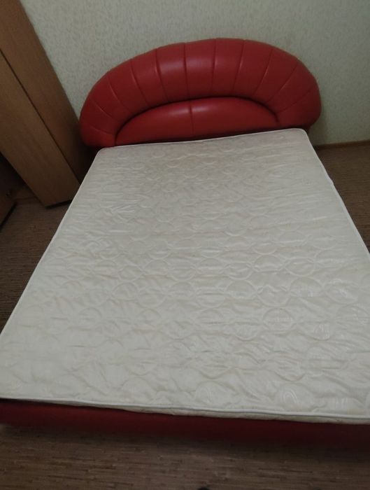 Двуспальная кровать