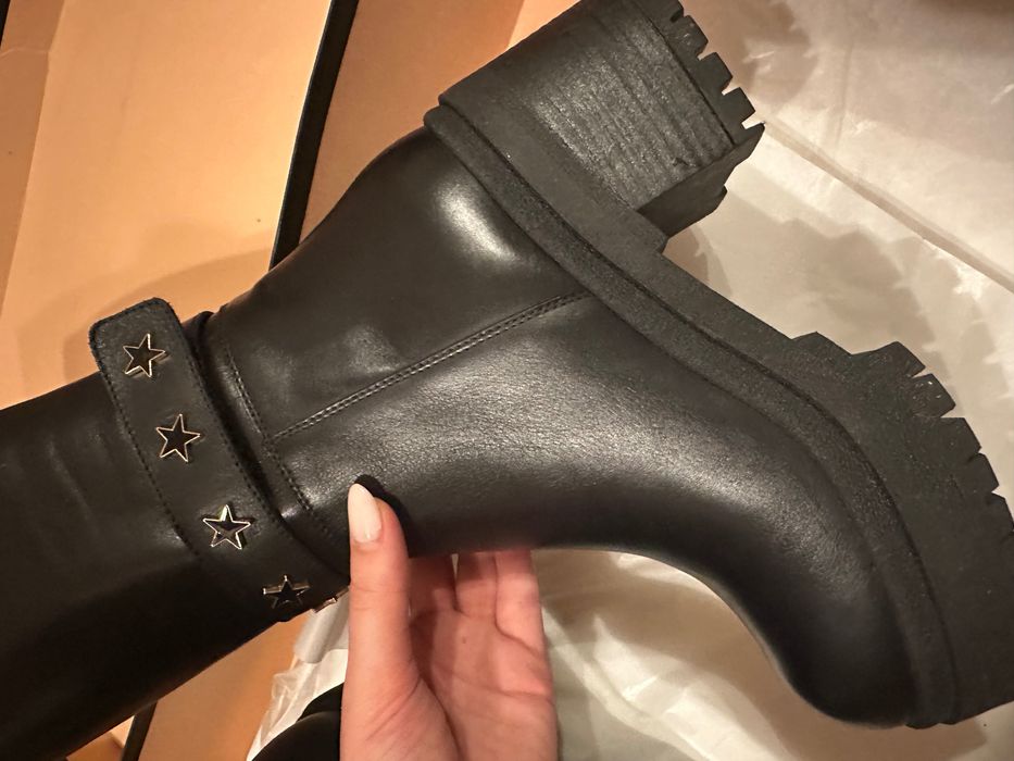 Cizme din piele accesorizate in jurul gleznei