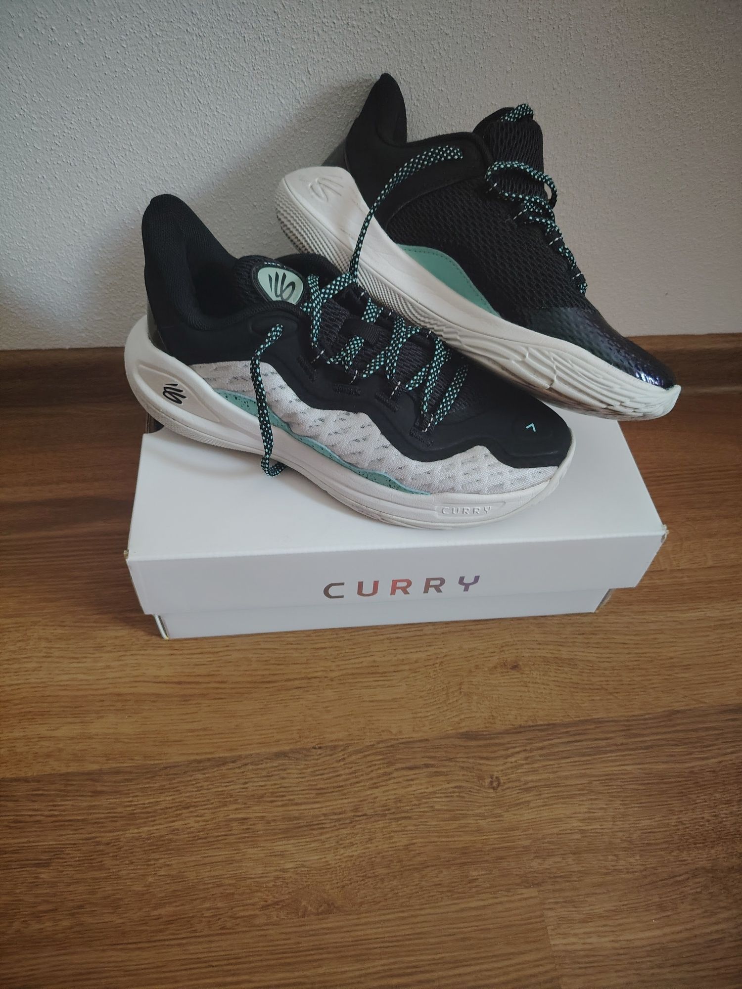 Vând adidași Under Armour, mărimea 37,5.