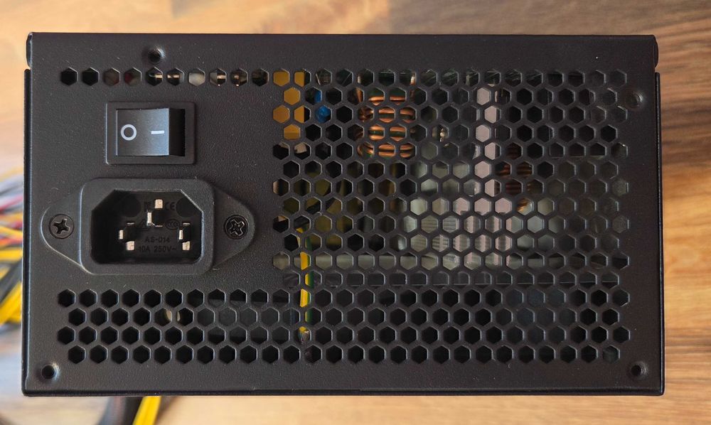 Захранване: T.F.SKYWINDINTL 2000W ATX