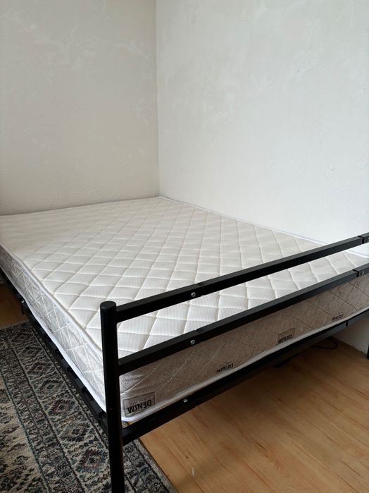 Кровать с матрасом