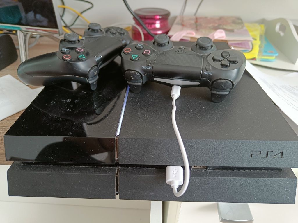 Playstation 4 PS4 500 GB + jocuri + 2 controller