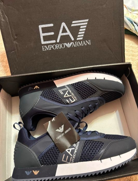 Продам кроссы EA7