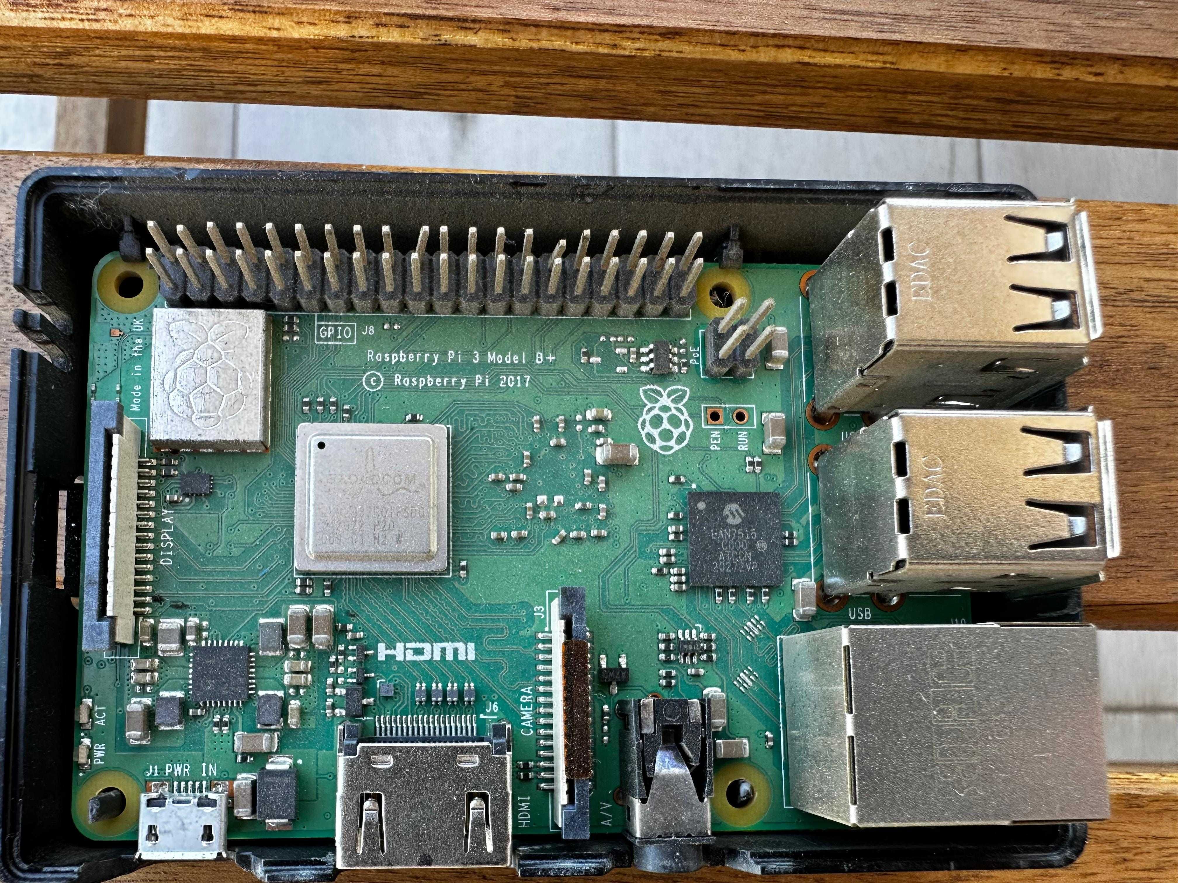 Raspberry Pi 3 cu alimentator si card inclus