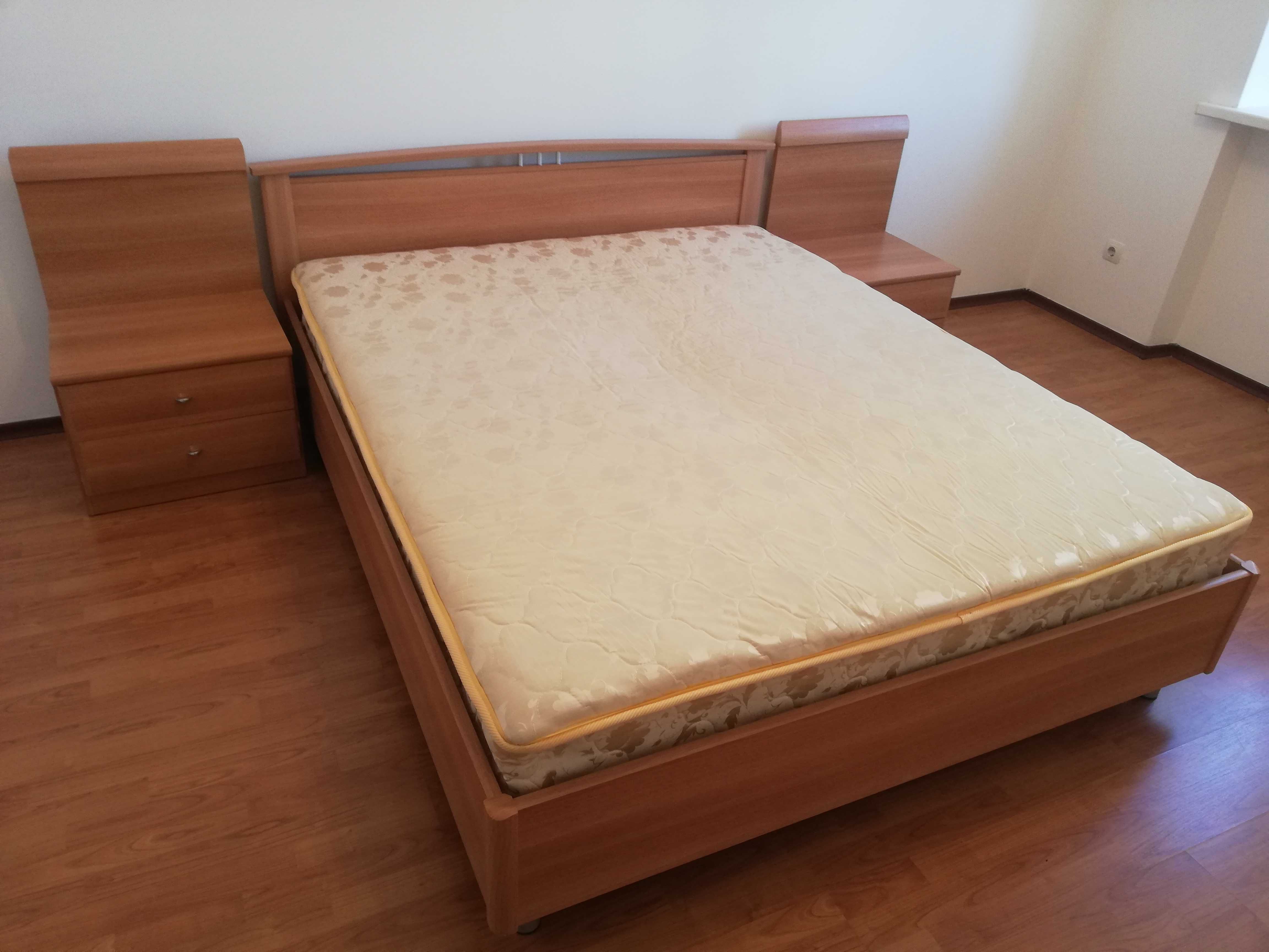 продается в отличном состояний кровать, 2 прикроватные тумбы и трюмо.