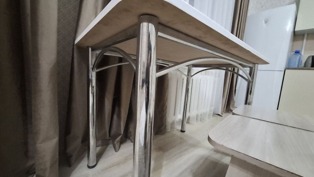 Стол и четыре стула