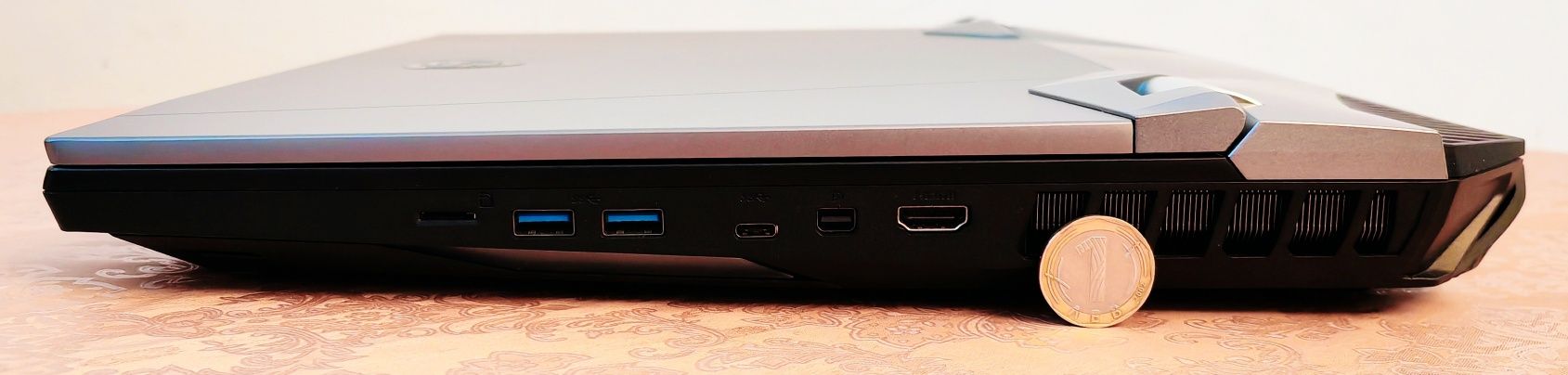 MSI TITAN GT76 Гейминг лаптоп 32GB RAM I7 9750  2070