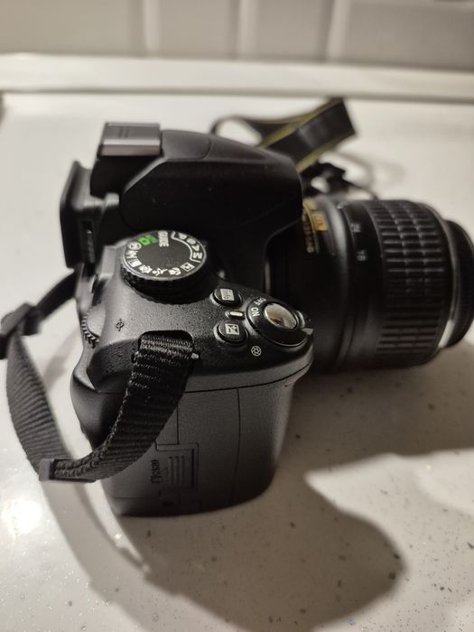 Nikon D3000 + obiectiv 18-55mm — ~5.000 cadre, stare excelentă