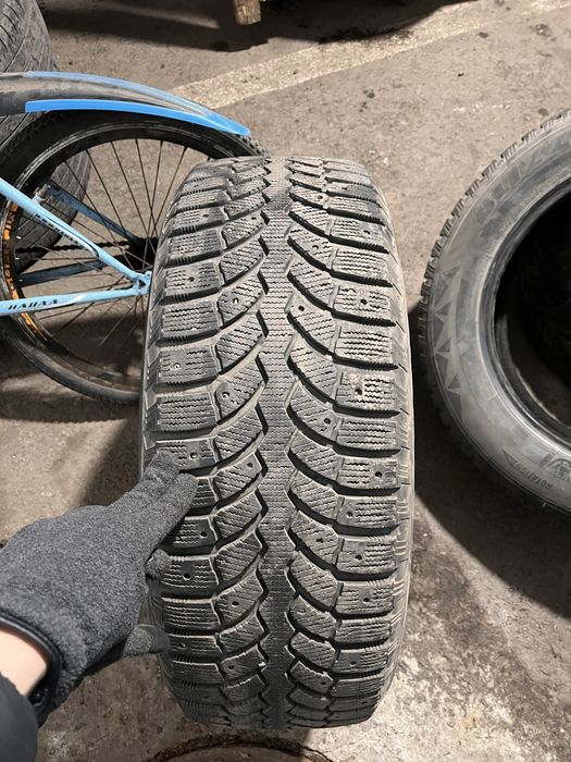Продам зимние шины 235 R18 70 bridgestone blizzak spike 01