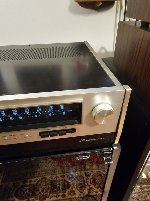 Tuner Accuphase T100.