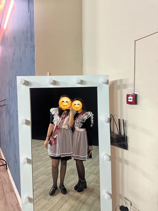 Чёрное платье и фартук для выпускниц