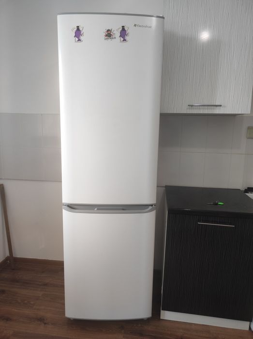 Холодильник большой с морозильником снизу