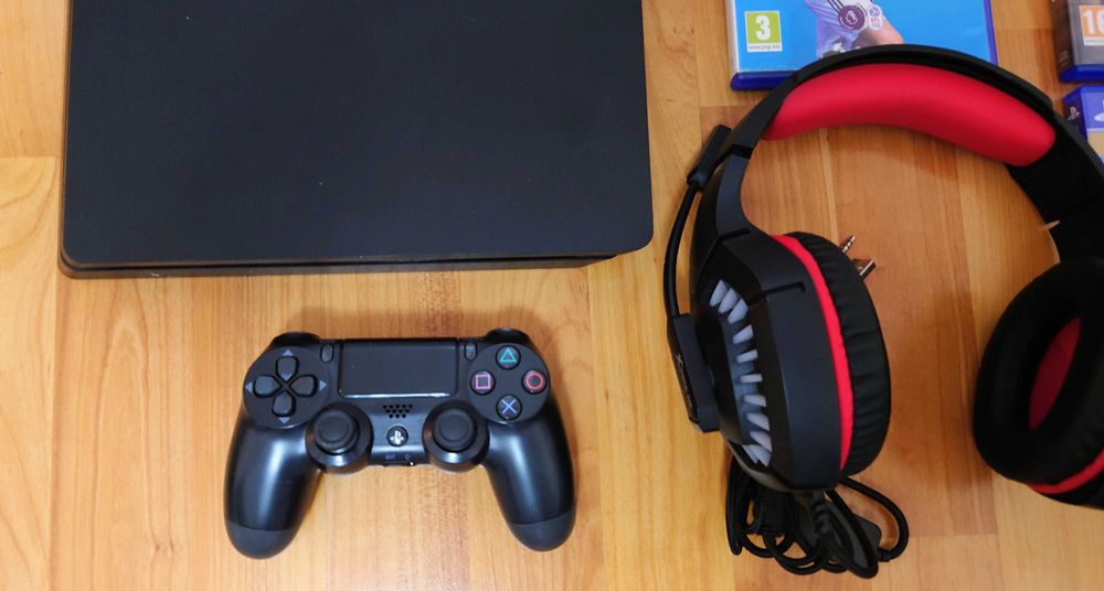 [ PS4 > PlayStation 4 Slim с джойстик, 3 игри и слушалки