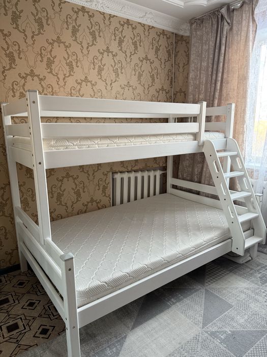 Двухъярусная кровать с матрасами