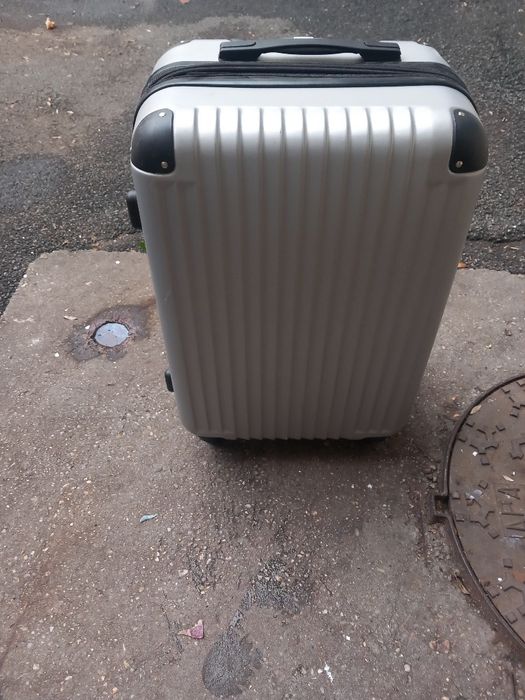 Troler cu roți singurul defect e puțin îndoit la cap