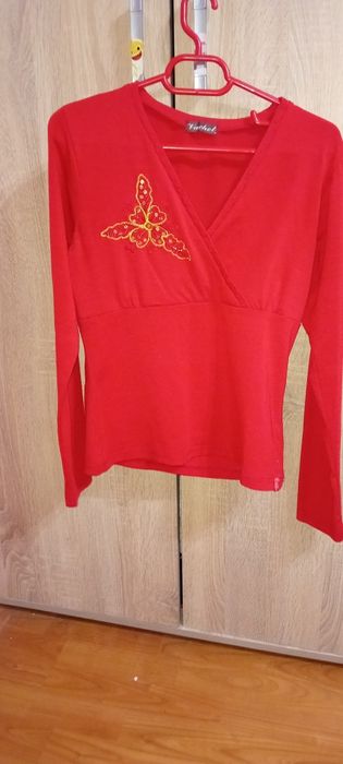 Bluza este foarte bună și noua