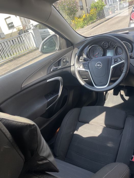 Vand opel insignia sau schimb motorul bate