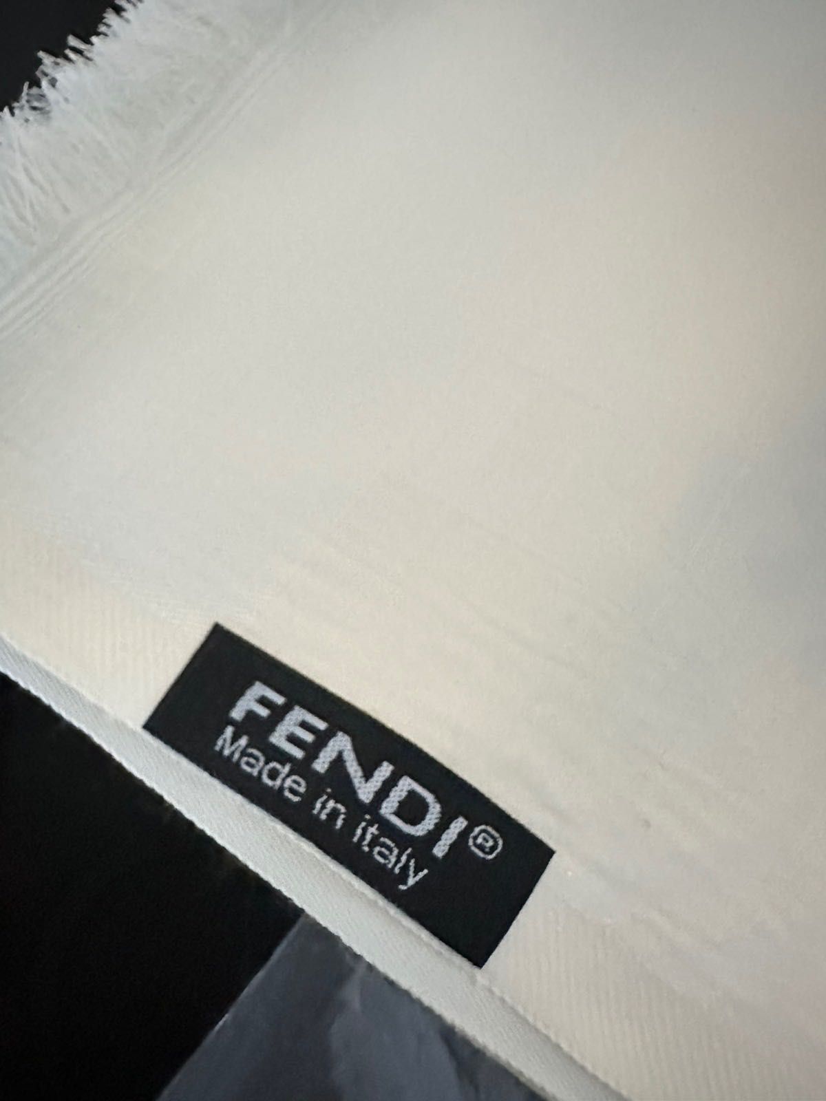 Fendi-Оригинален чисто нов дамски шал (коприна)