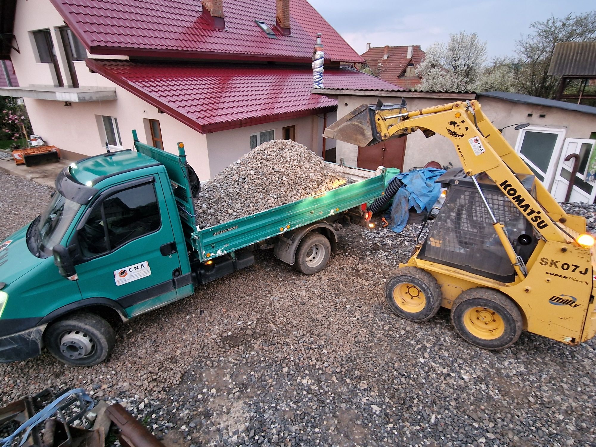 Miniexcavator miniîncarcator bobcat cilindru compactor piatra drumuri