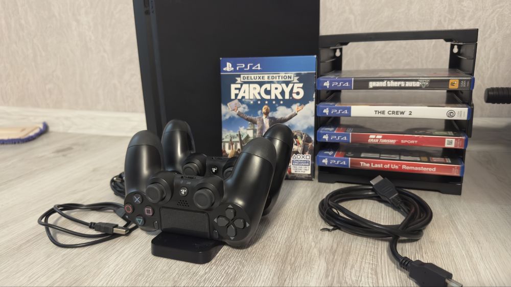 Playstation 4 Slim 500GB +Два джойстика+5 игри