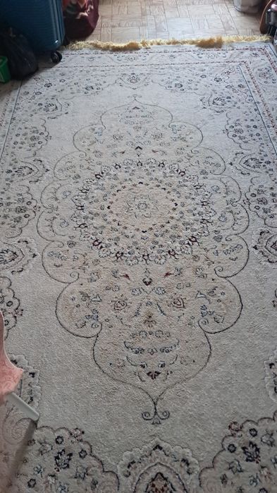 Продам ковер  недорого красивый размер 2/3