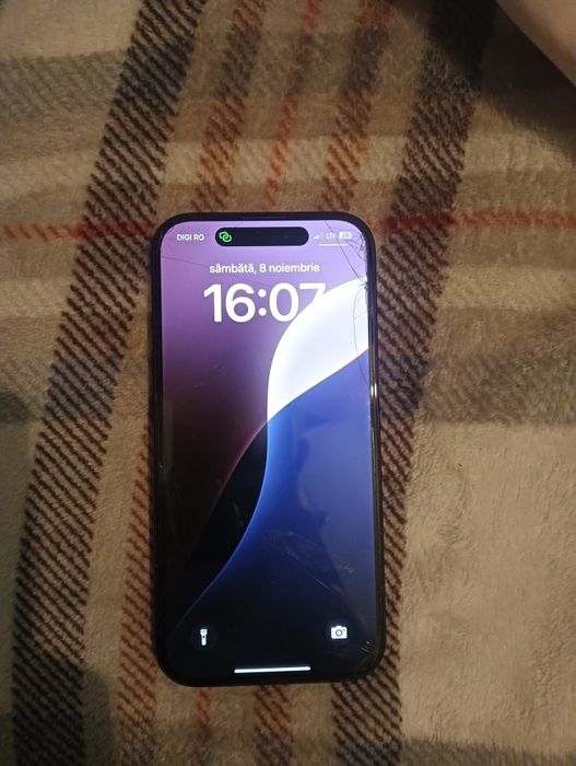 iPhone 16 negru.