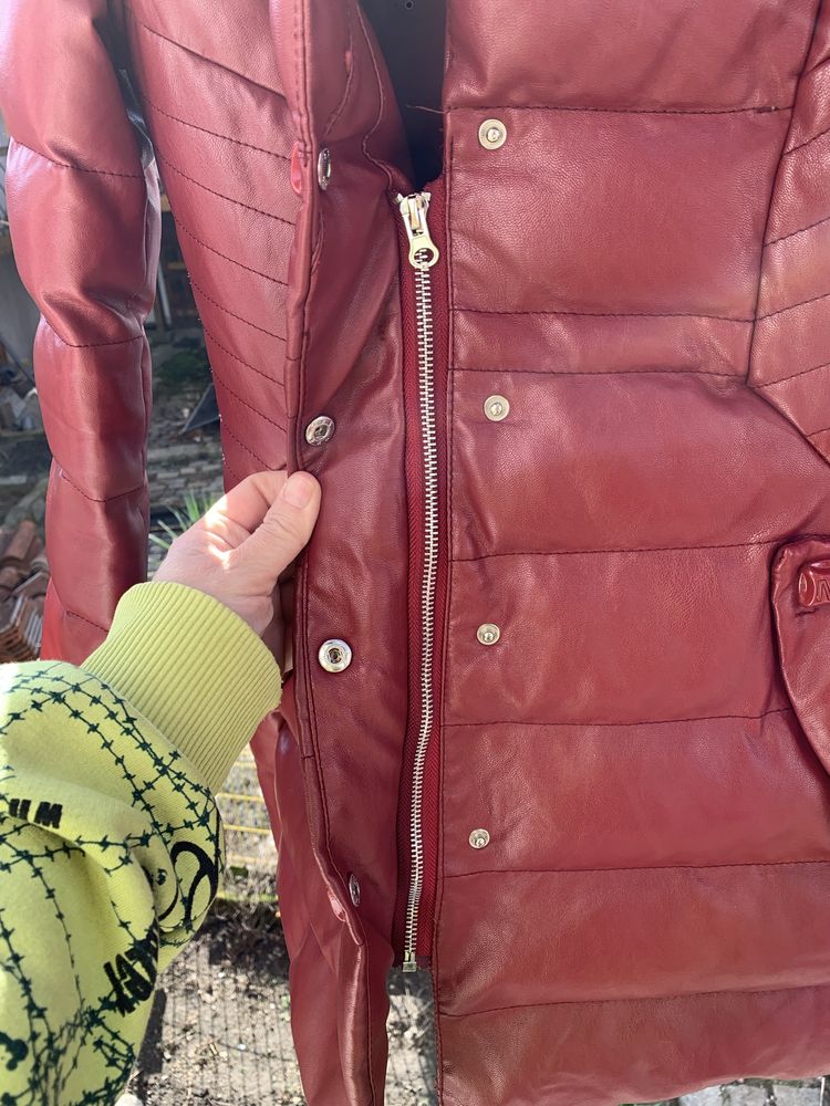 Червено кожено яке