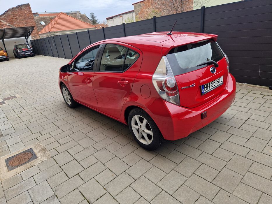 Vând Toyota Hybrid 1.5 Automată